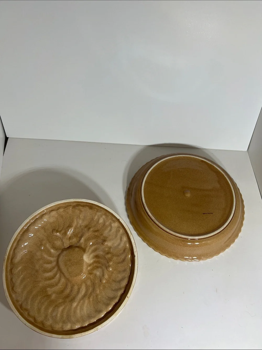 Decorative Ceramic Pie Dish with Apple Motif - Picture 3 of 6